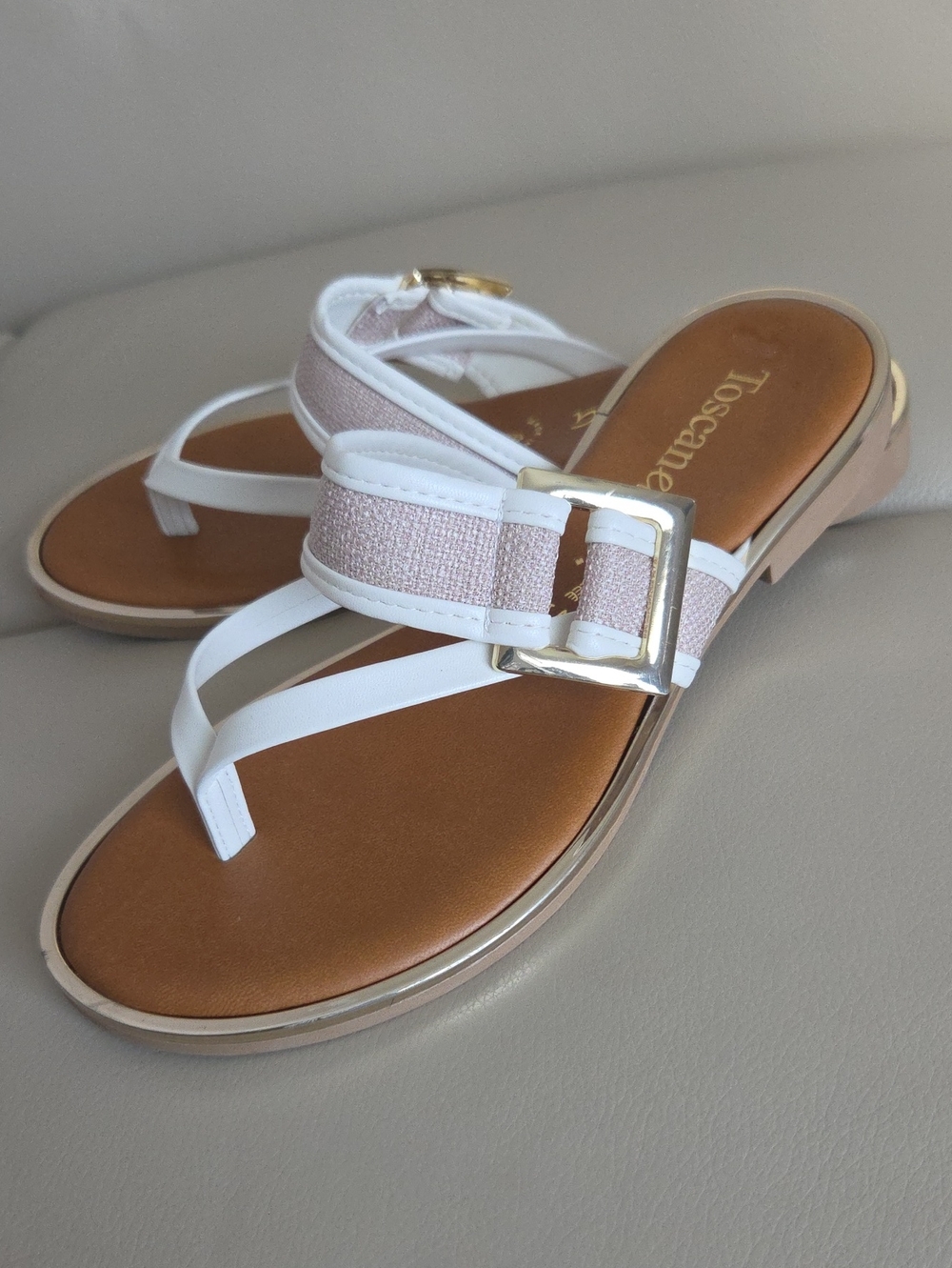 Toscano Tan & White Buckle Thong Sandals Size 8.5